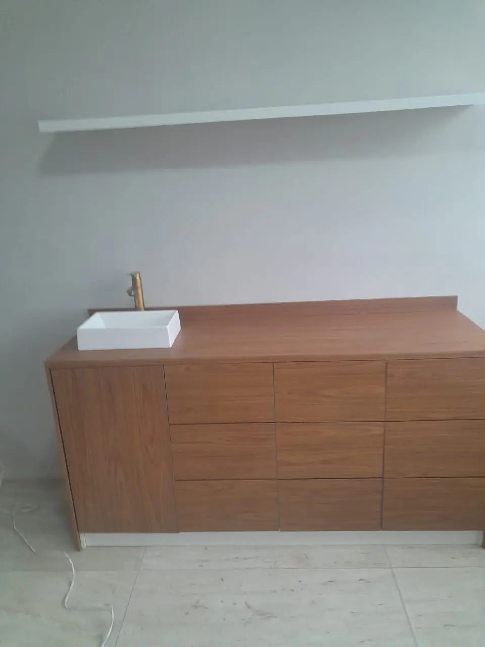 Gabinete de madeira com cuba