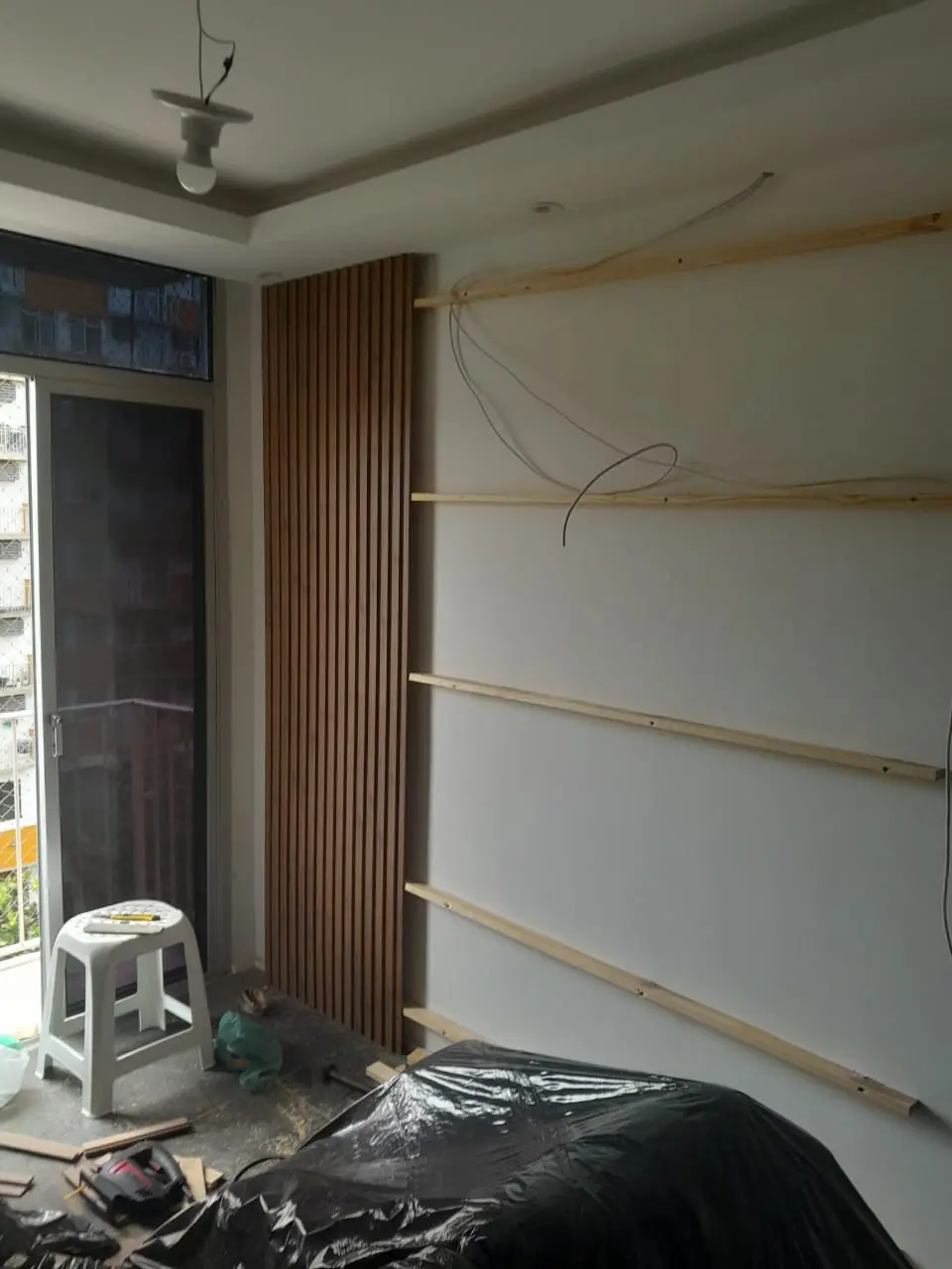 Sala com estrutura de ripas em instalação